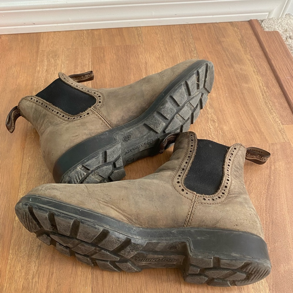 Blundstone Women #1351 Brown with Black Elastic.